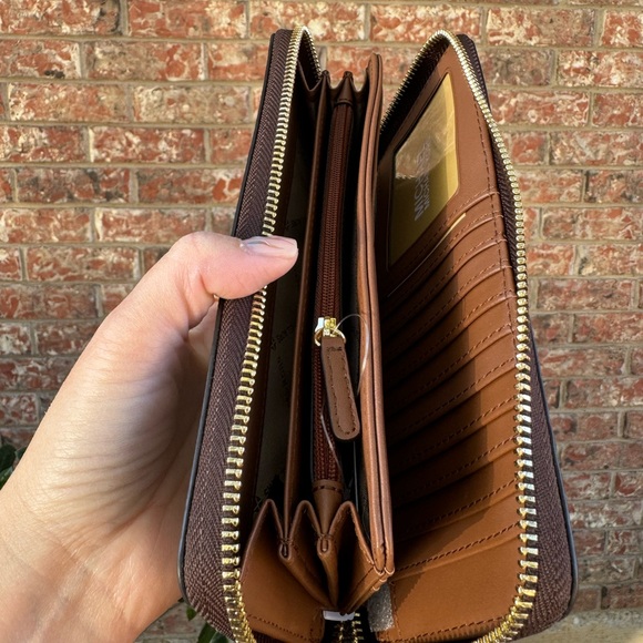 Micheal Kors wallet - Picture 4 of 7